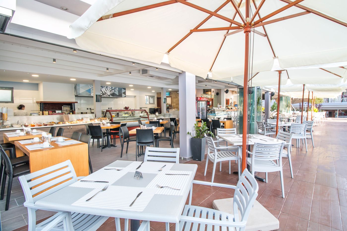 Sunny-Days-Apartments-Bar-21