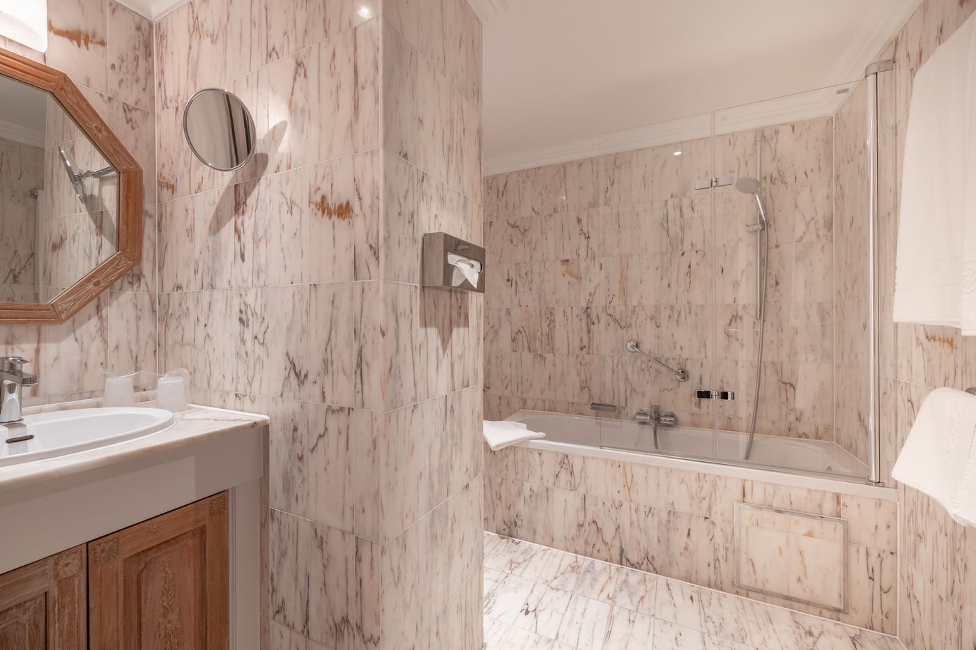 Manos-Stephanie-Hotel-Room-33