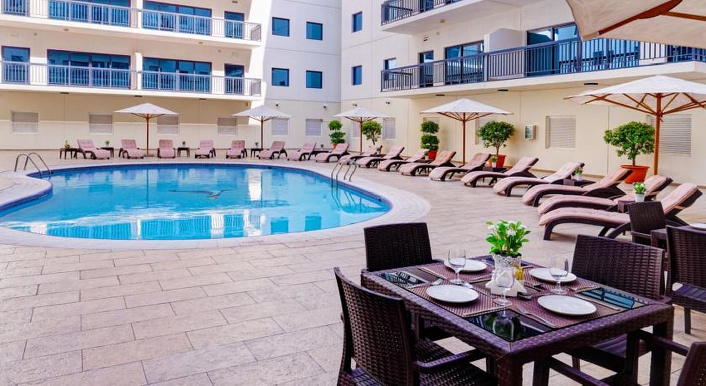 Golden-Sands-3-Hotel-Apartments-Pool-7