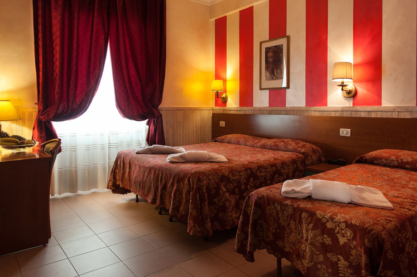 Pyramid-Italy-ROME-General view-1