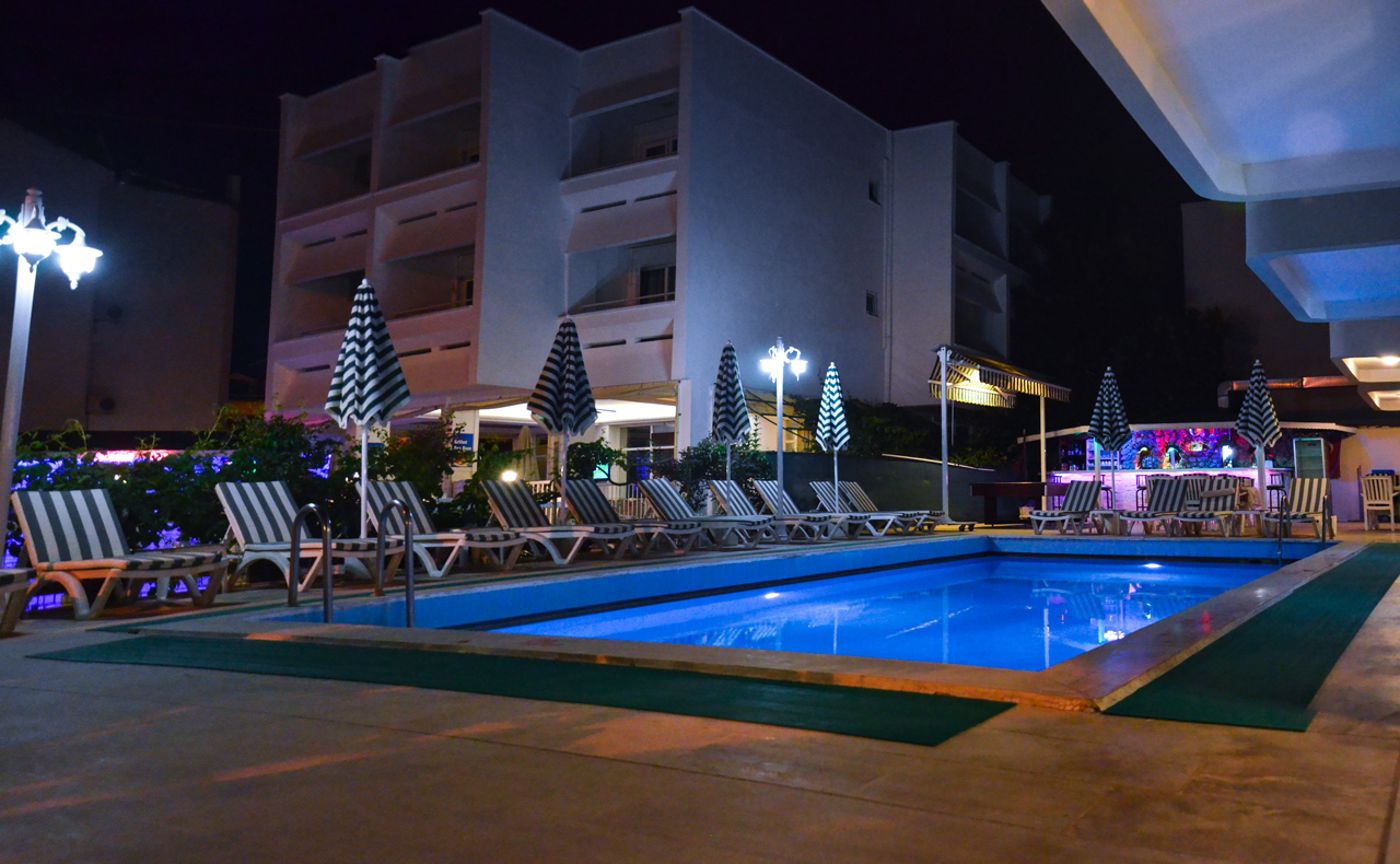 Green-Palm-Hotel-Pool-3