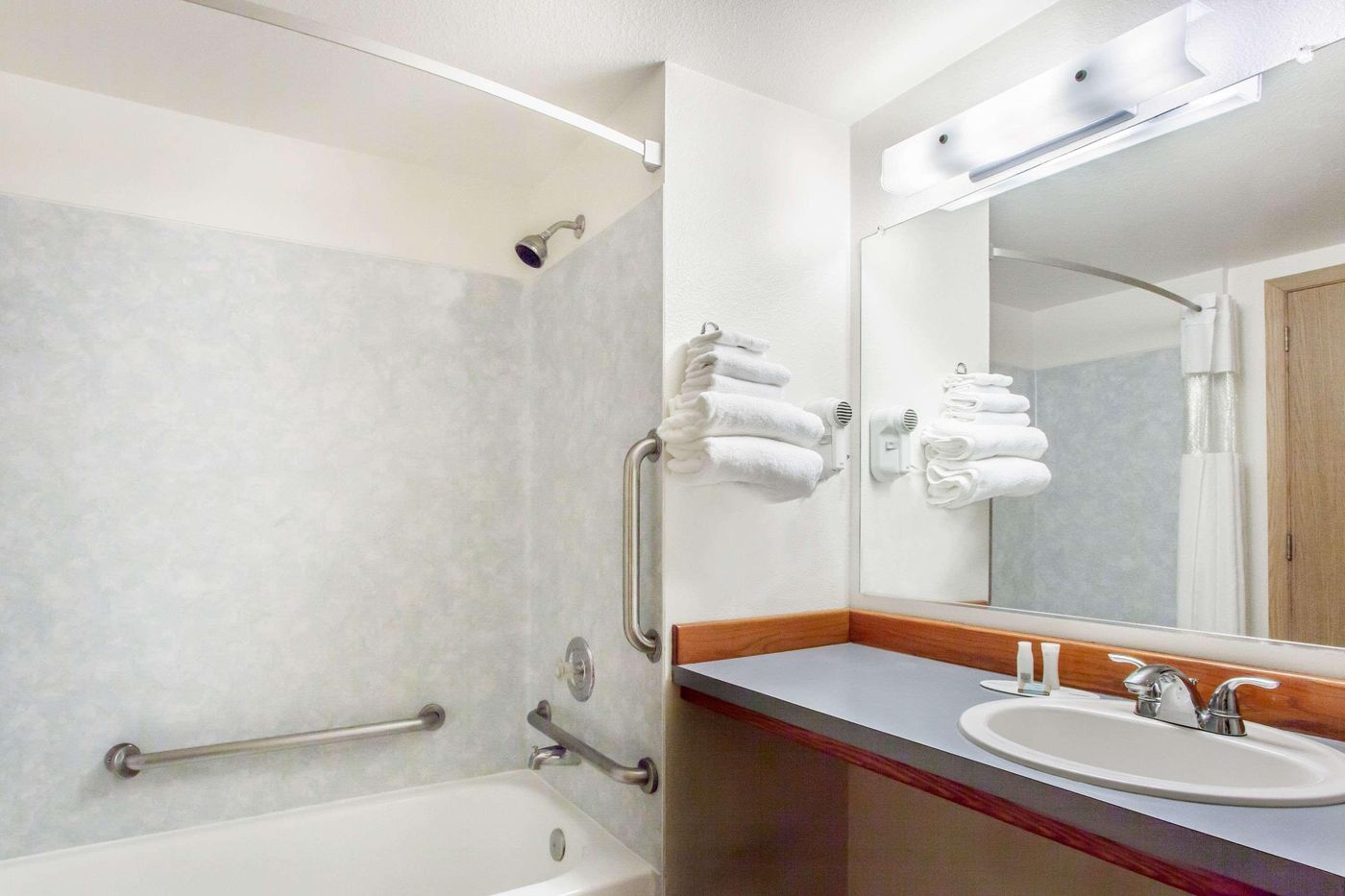 Econo Lodge Edmonds North Seattle-United States-Edmonds-Room-4