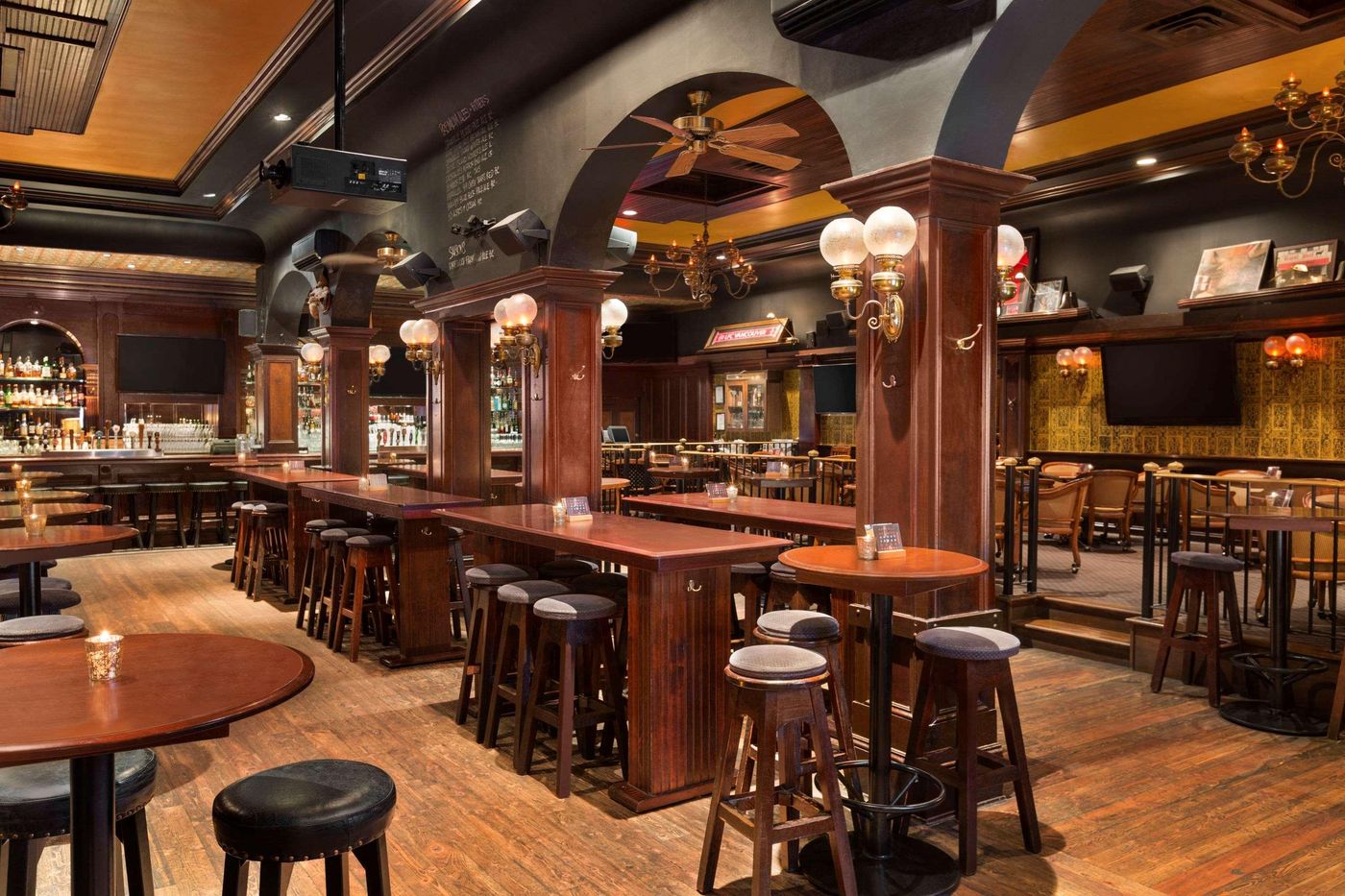 Days-Inn-by-Wyndham-Vancouver-Downtown-Bar-9