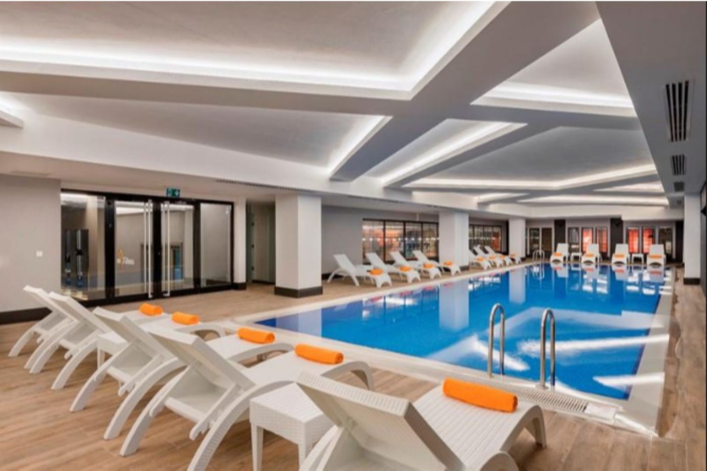 Side-Crown-Sunshine-Pool-59