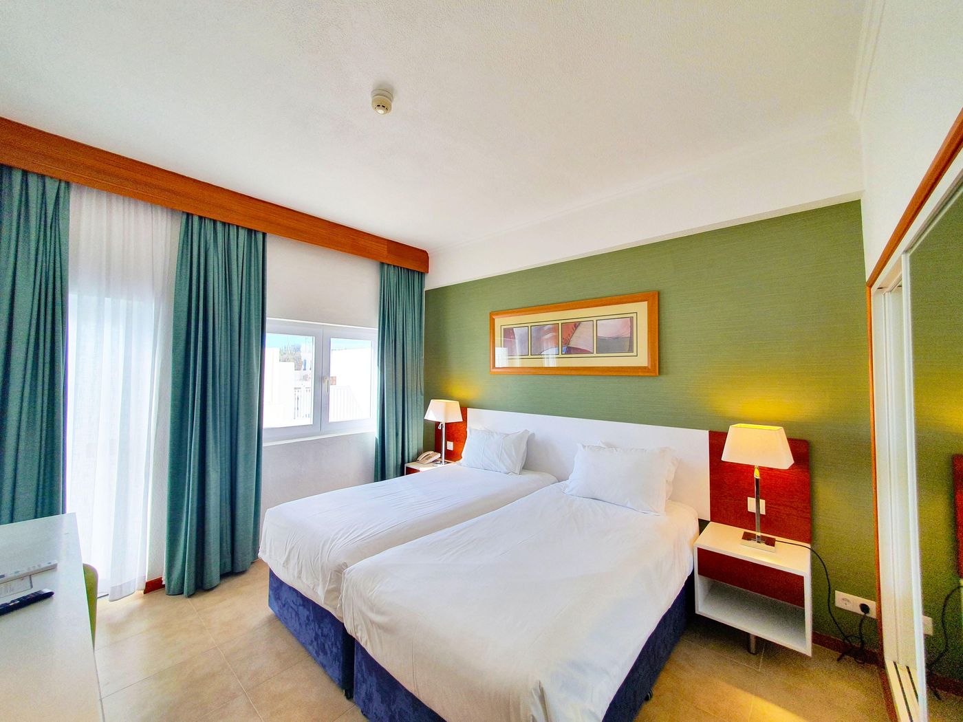 Holiday-Inn-Algarve-Room-16