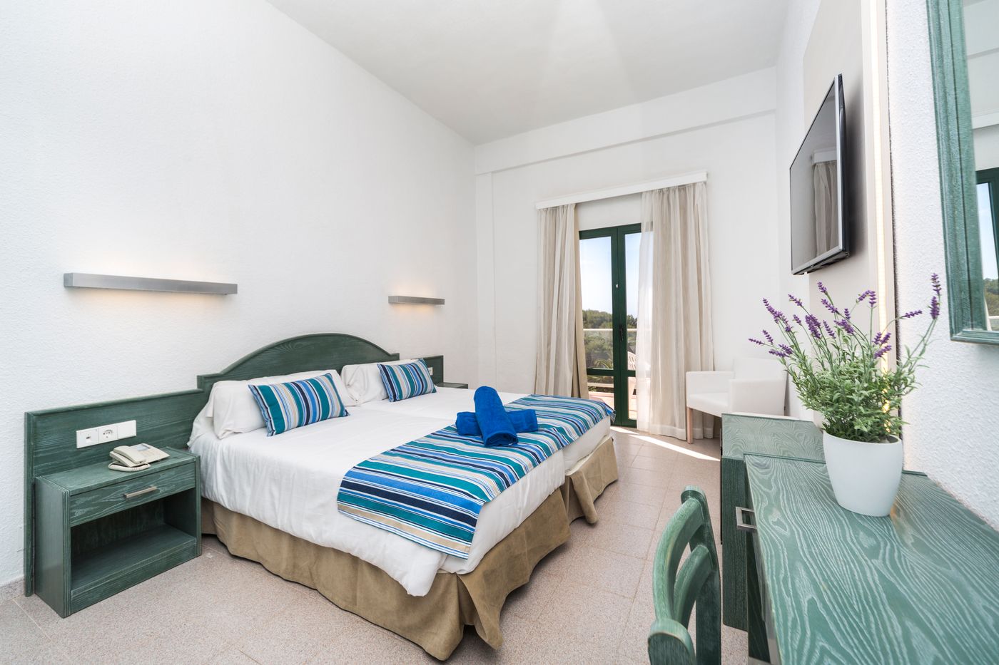 Globales-Cala------n-Blanes-Room-16