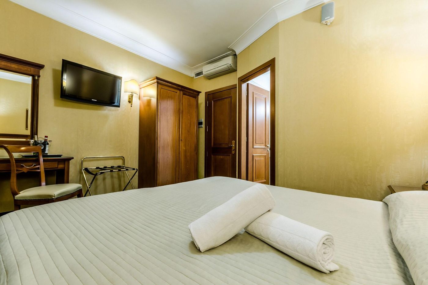 Luxury-Rooms-H-2000-Roma-Room-11