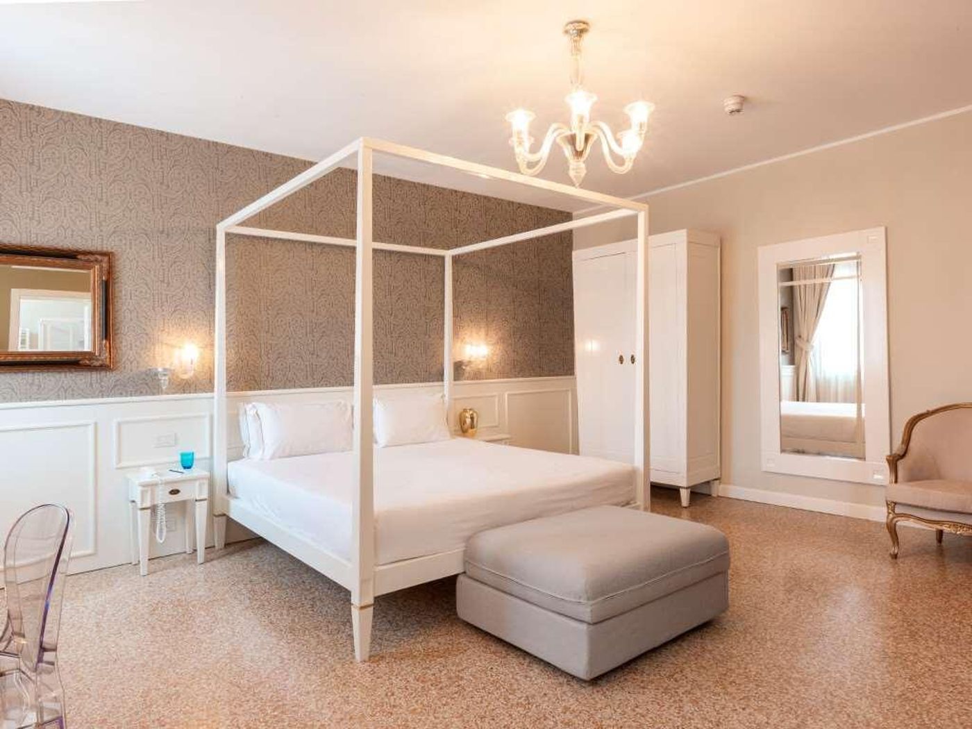 Sonder-Salute-Palace-Room-41