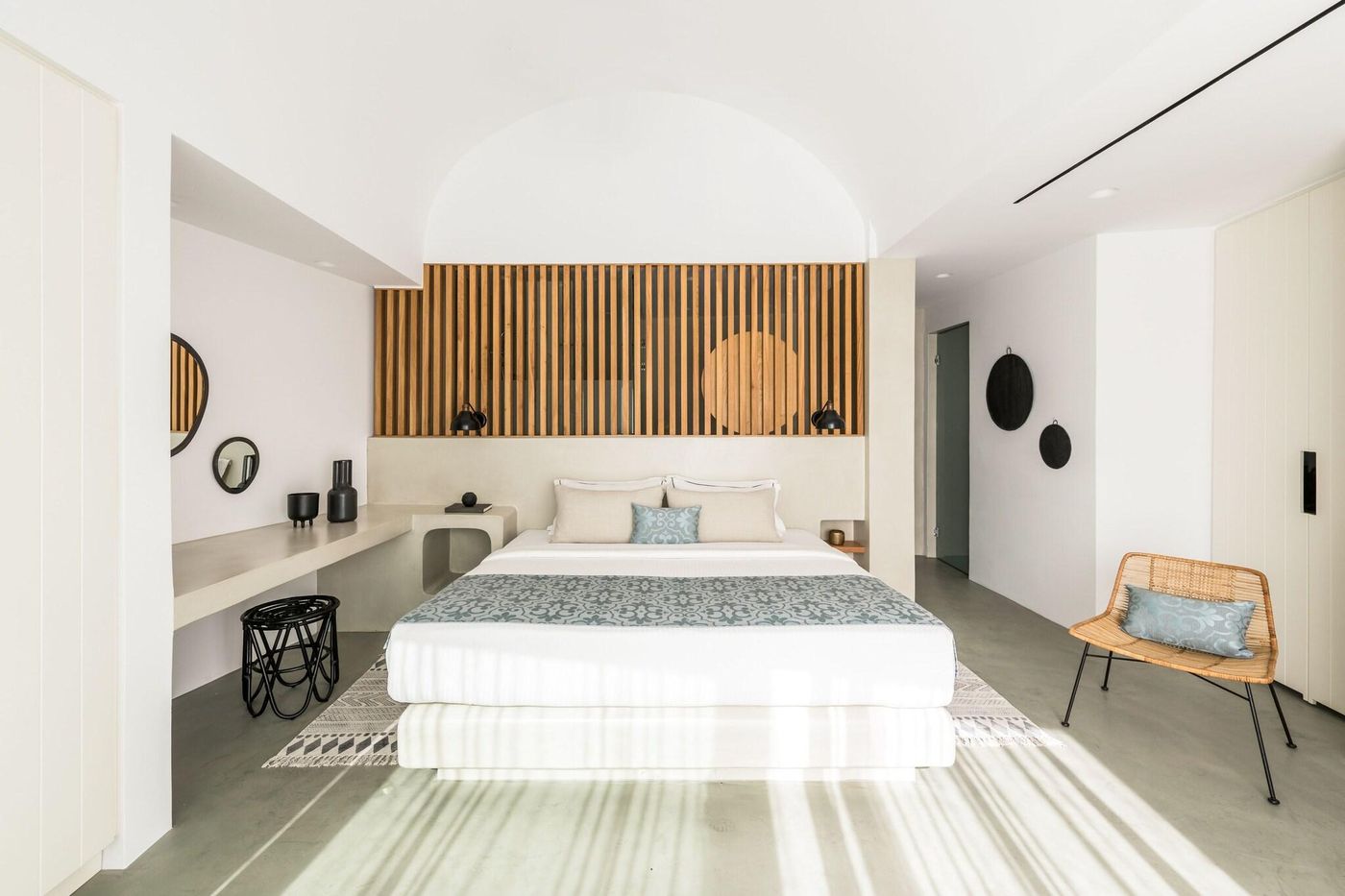 Santo-Maris-Oia--Luxury-Suites---Spa-Room-41