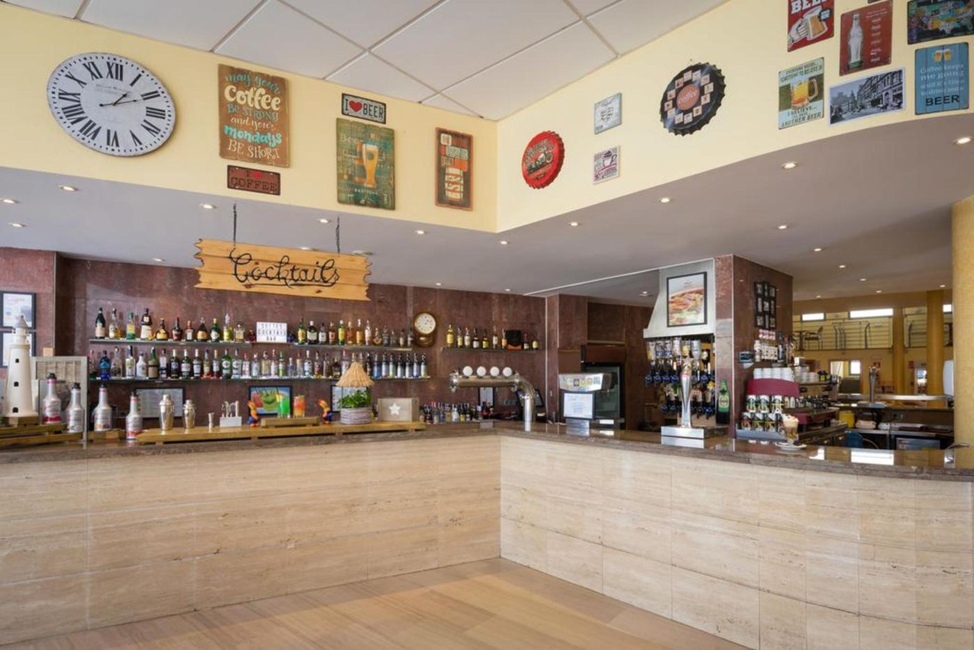 htop-Royal-Sun-Suites-Bar-22