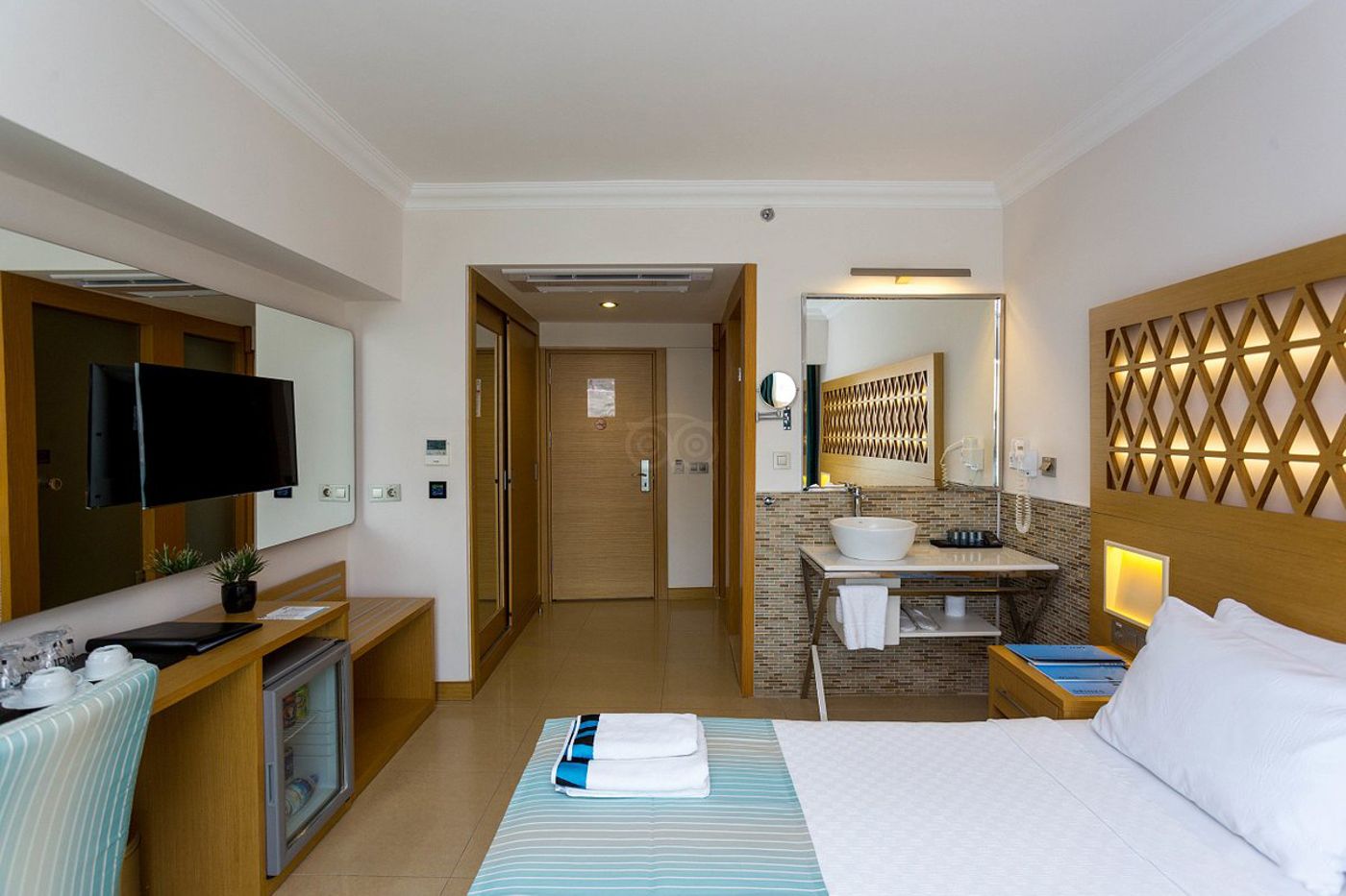 Aurasia Deluxe Hotel