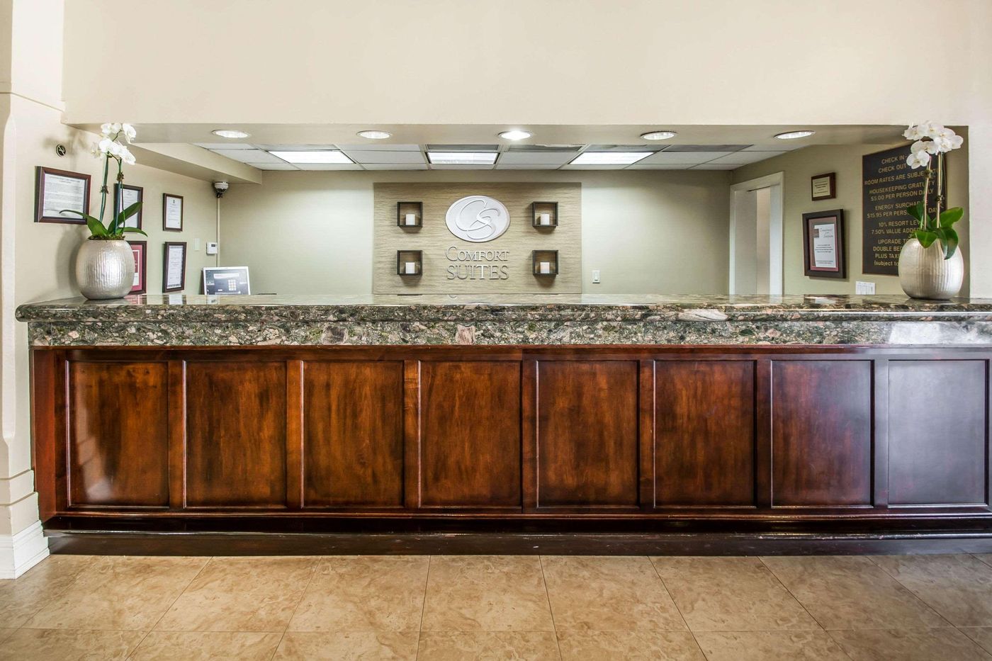 Comfort-Suites-Paradise-Island-Lobby-54