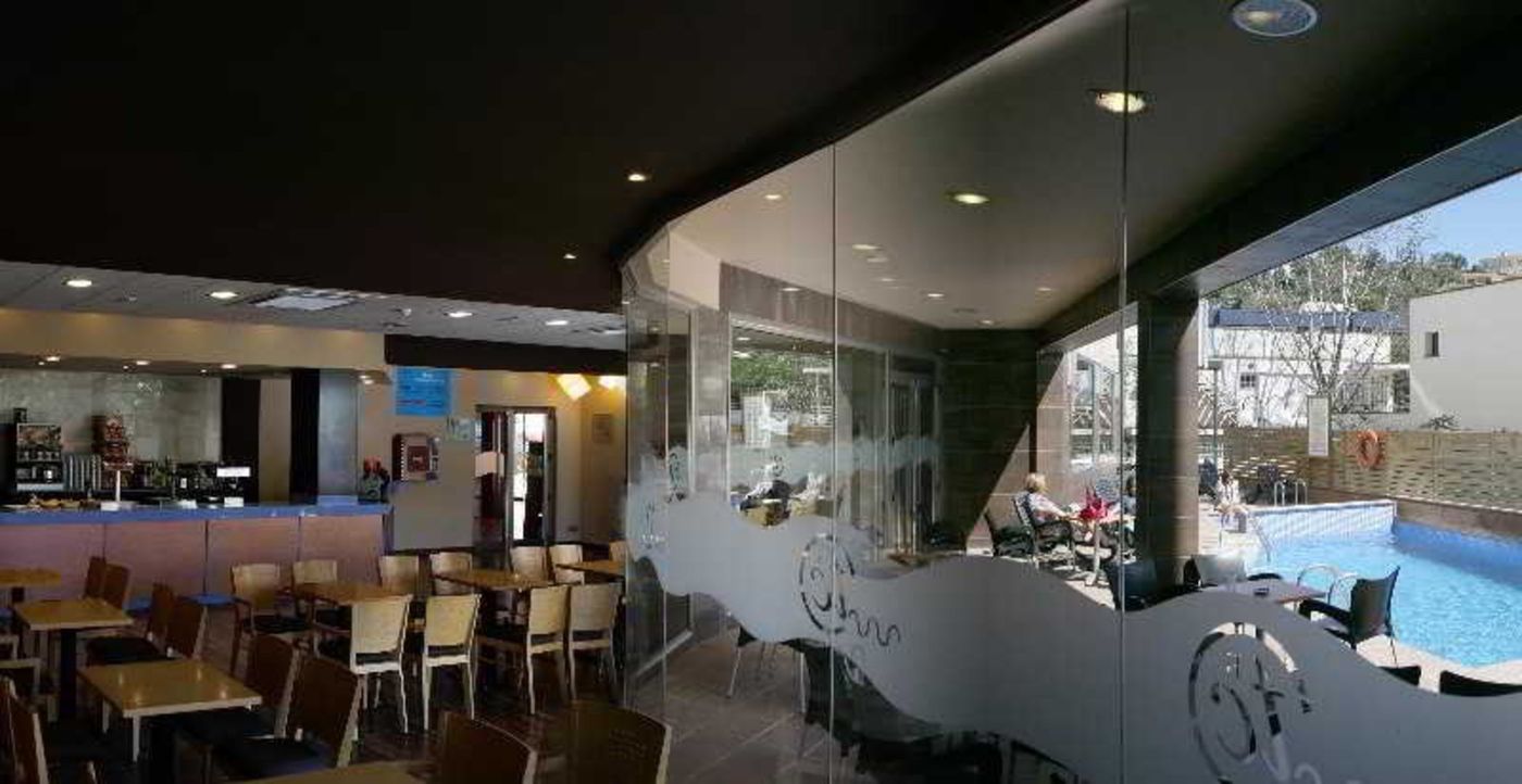 Tossa-Beach---Center-Bar-35