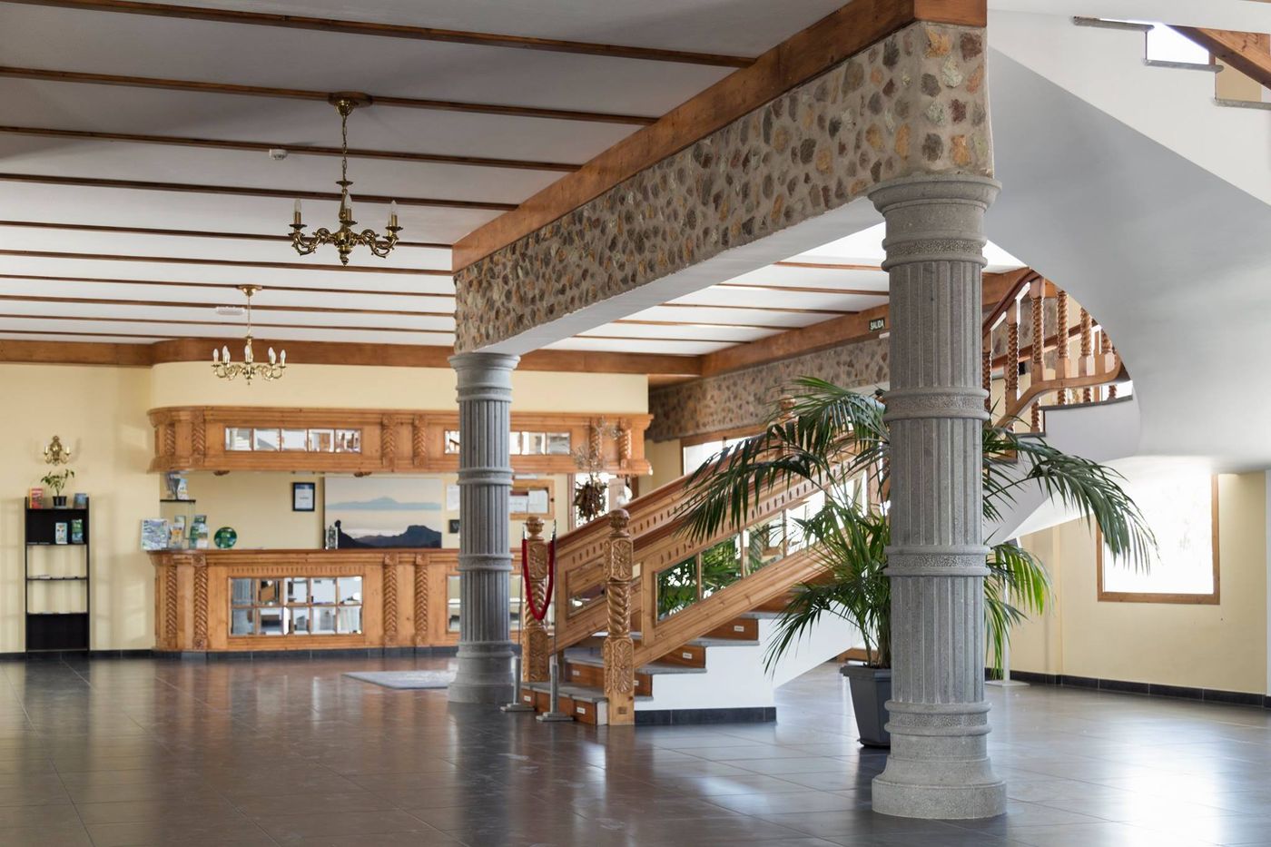 Melva-suite-hotel-Lobby-43