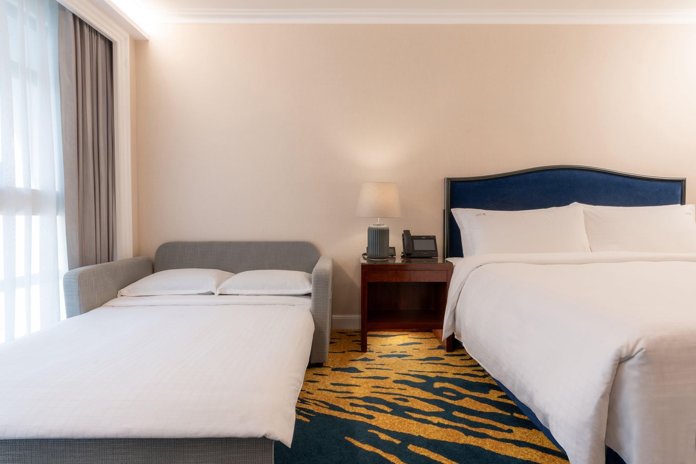 Holiday-Inn-Golden-Mile-Hong-Kong-Room-29