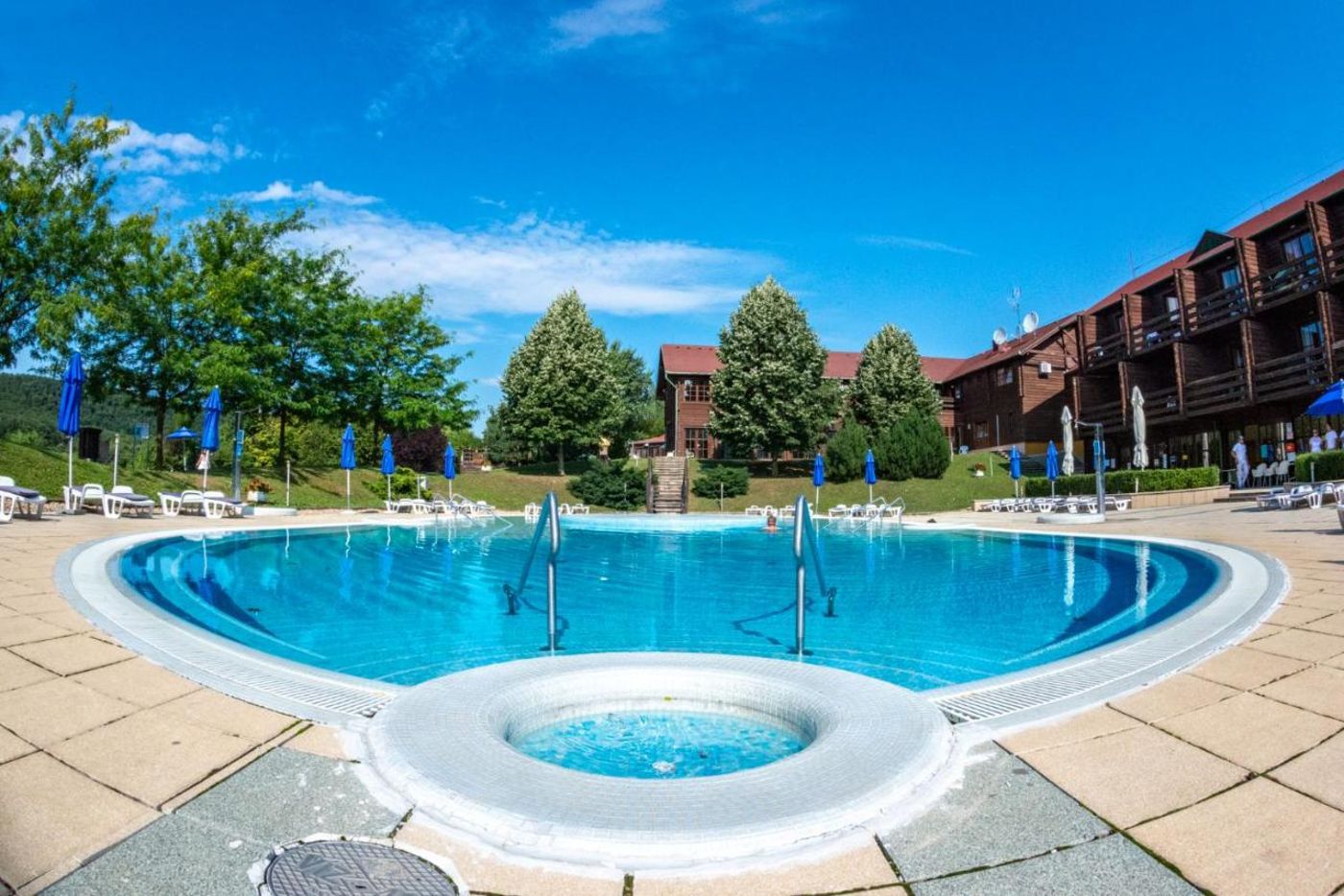 Petnehazy-Aparthotel-Pool-43