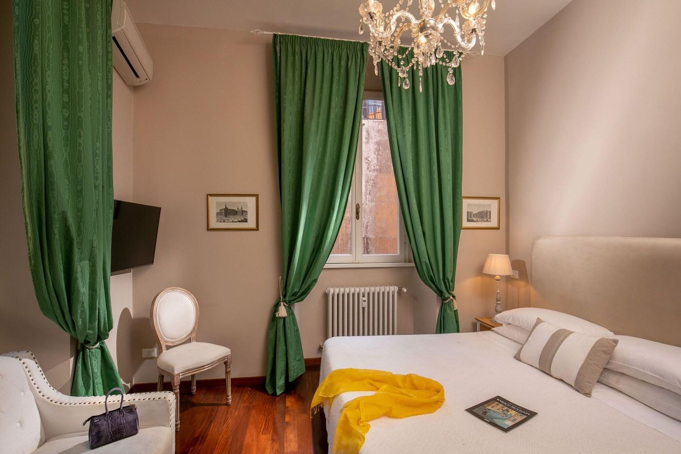 Avignonesi-Suites---Daplace-Collection-Room-3