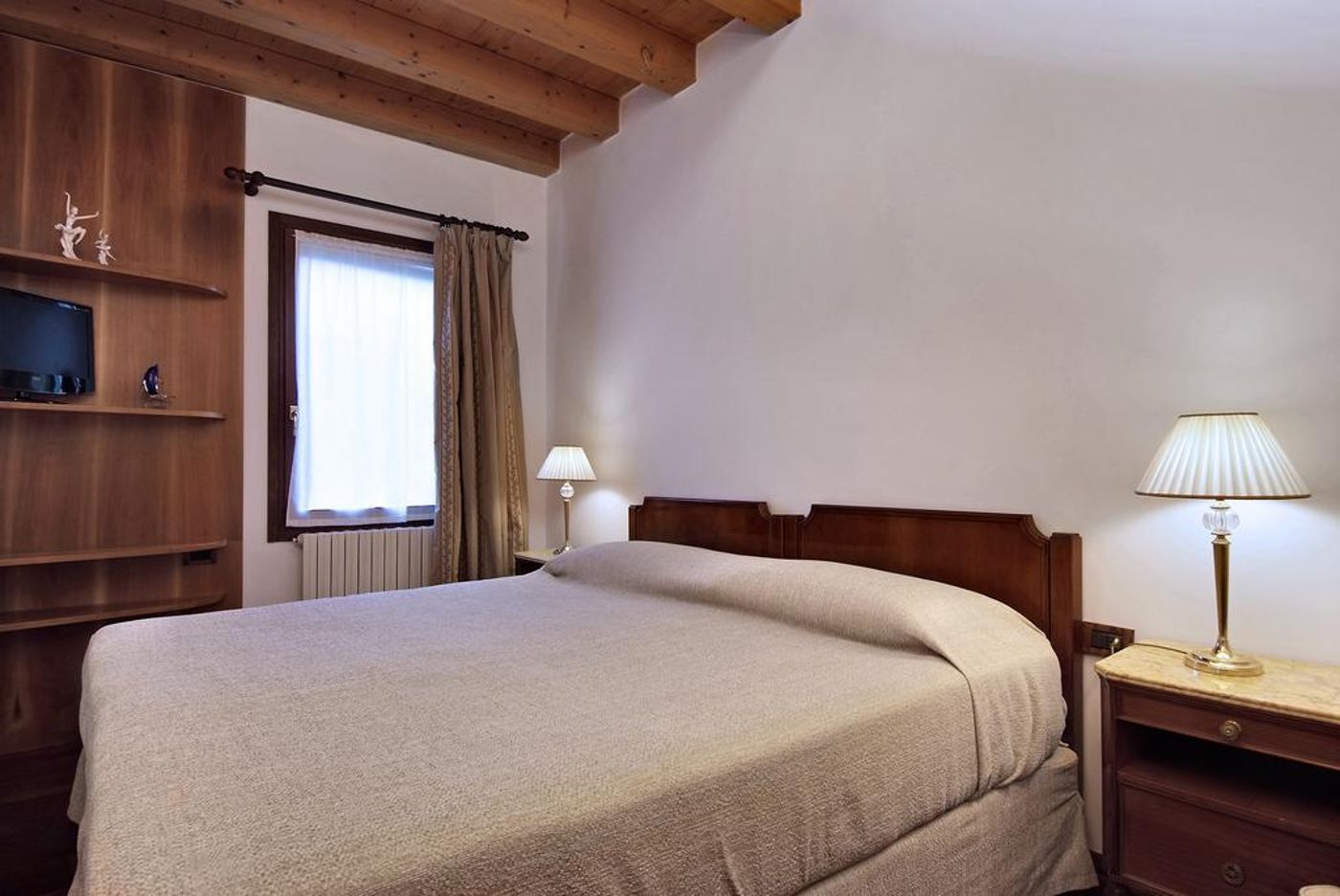 500-Bed---Breakfast-General-view-9