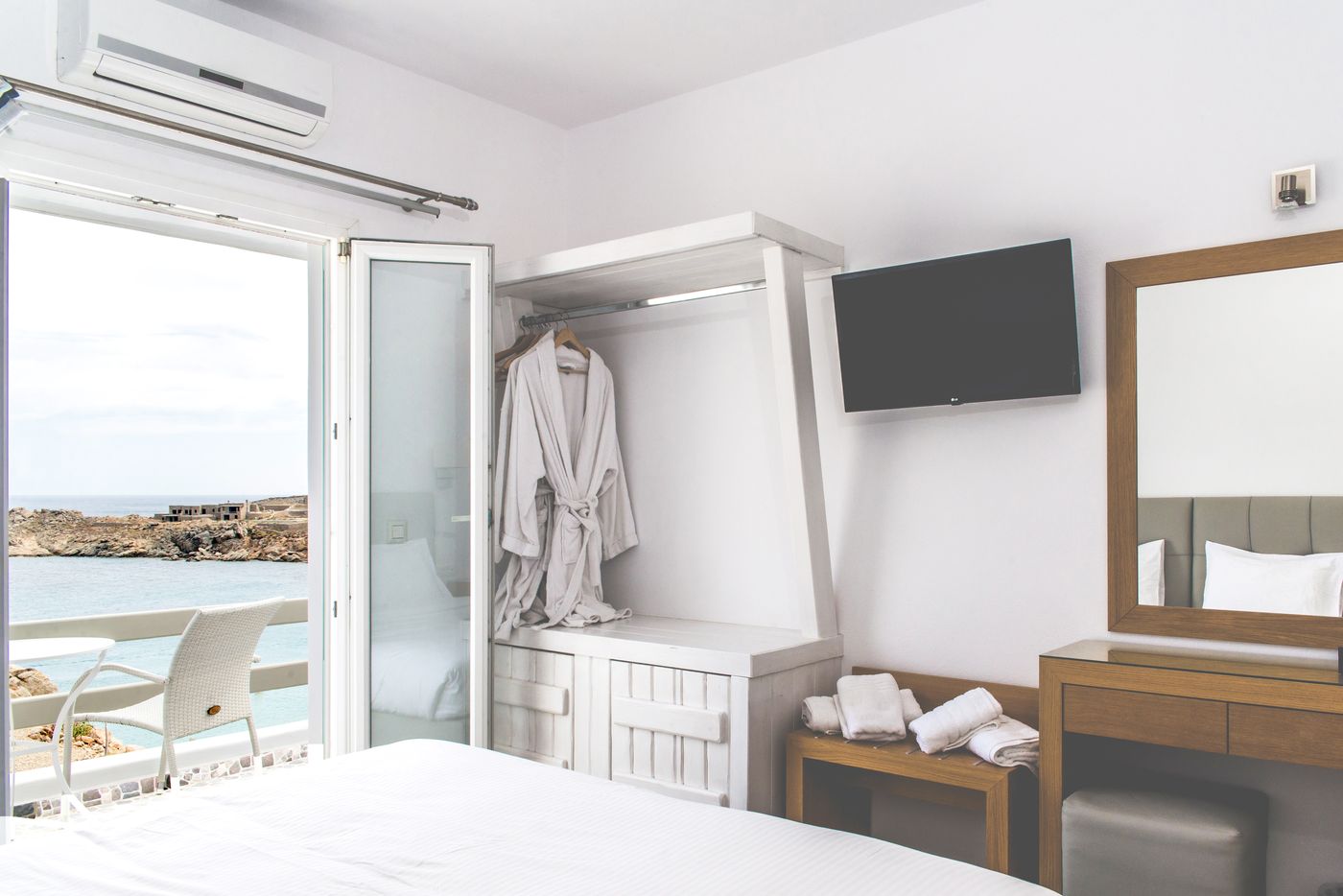 Super-Paradise-Hotel-Room-18