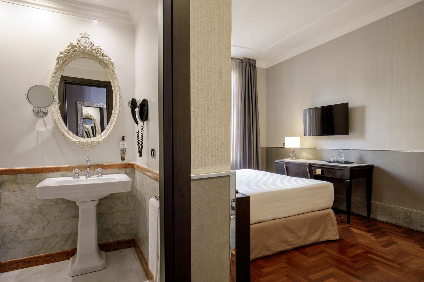 Royal-Court-General-view-35