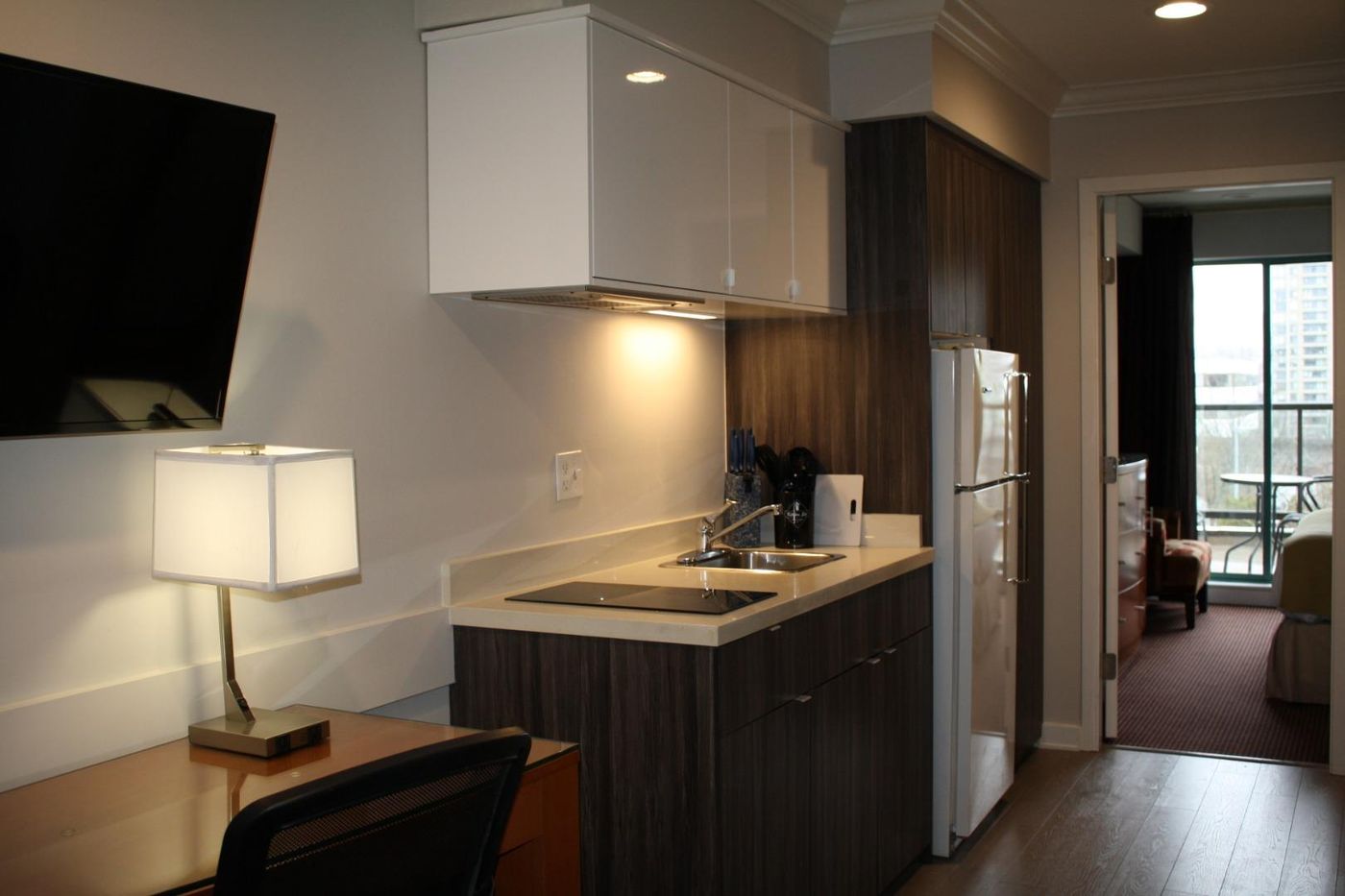 Executive-Suites-Hotel-Metro-Vancouver-Burnaby-Room-18