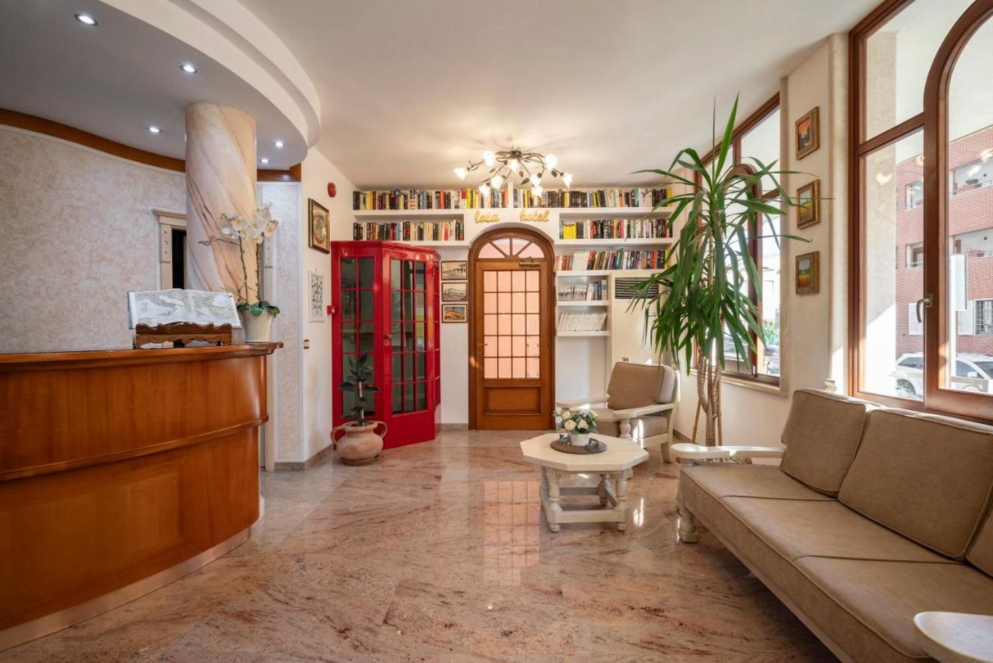 Lola-Piccolo-Hotel-Lobby-4