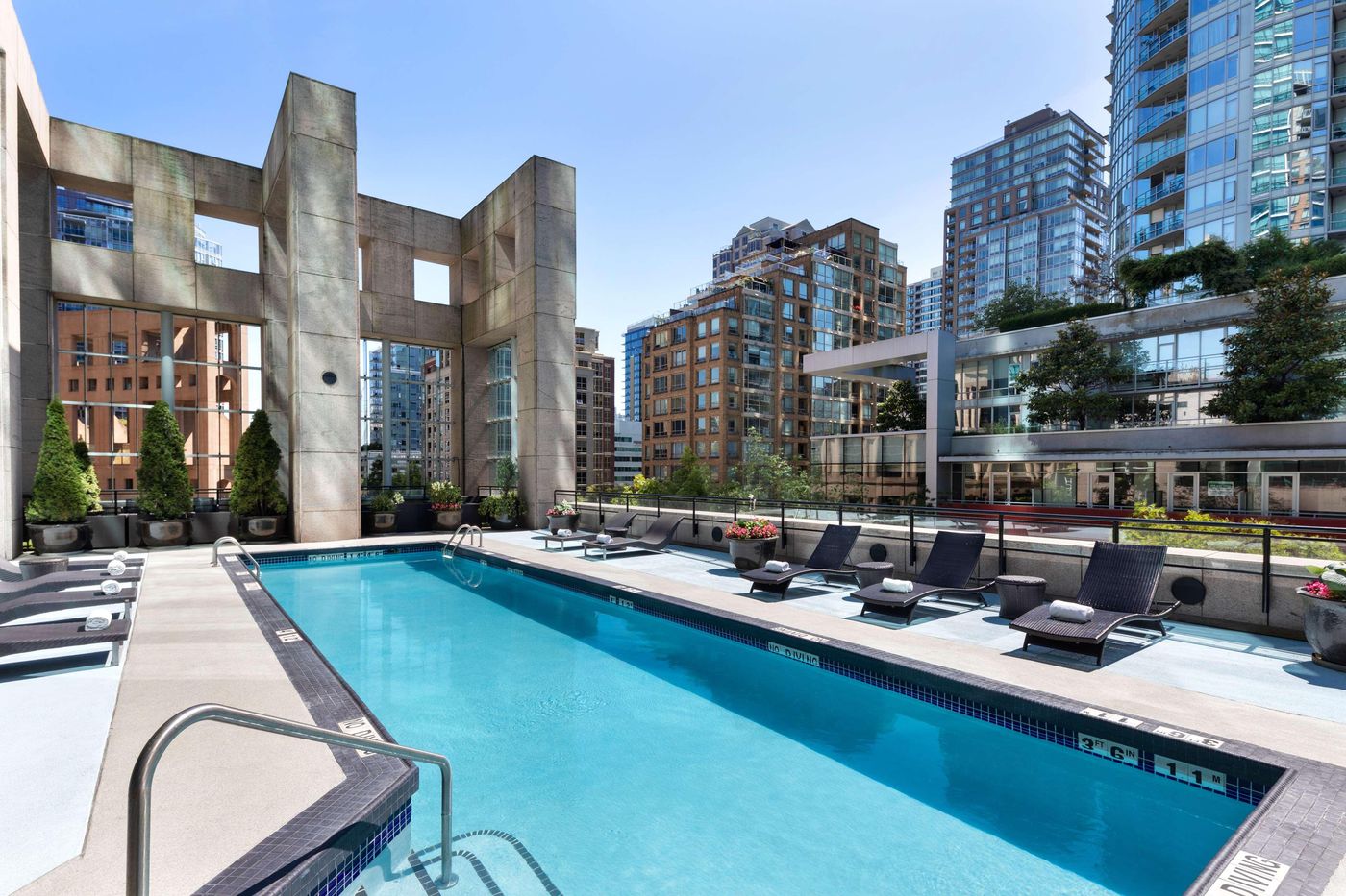 Hilton-Vancouver-Downtown-Pool-30