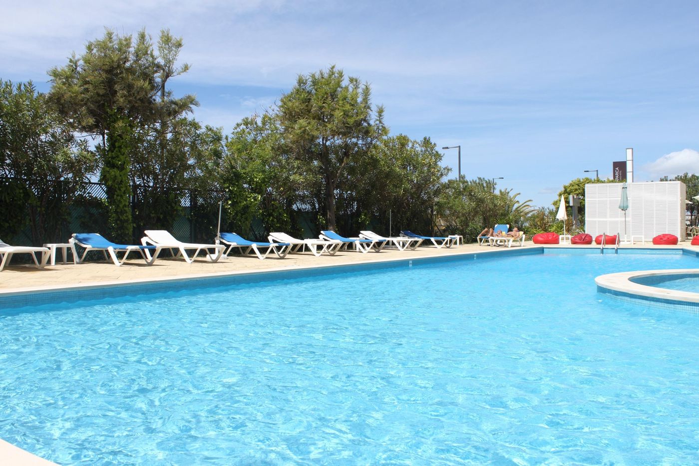 Tryp-Lisboa-Caparica-Mar-Hotel-Pool-52