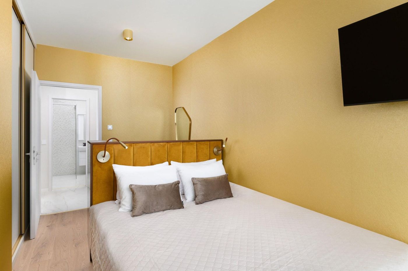 Hotel-Emerald---Suites-Room-70