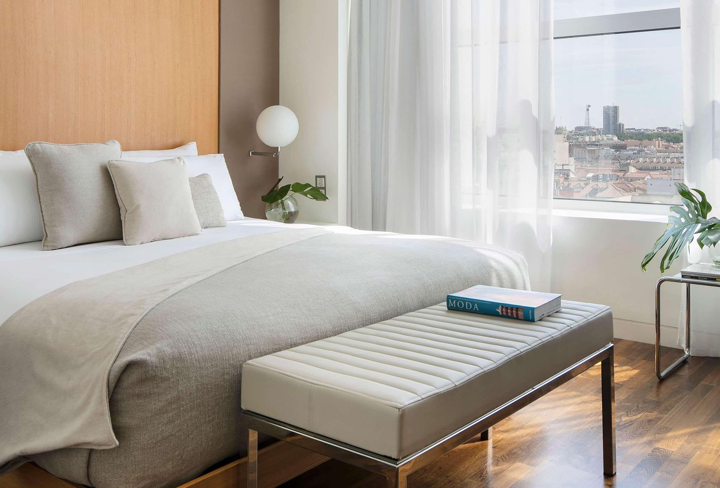 ME-Madrid-Reina-Victoria-Room-36