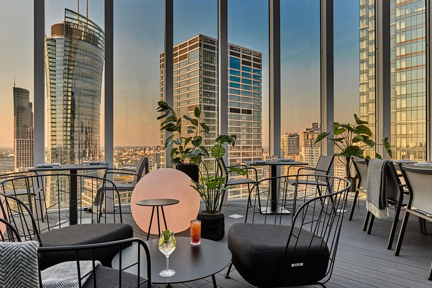 Holiday-Inn-Express-Warsaw---The-HUB-Bar-2