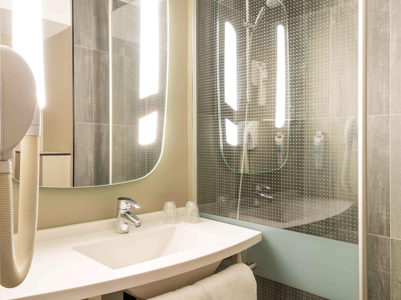 Ibis-Paris-Gare-du-Nord-Chateau-Landon-10th-Hotel-Room-26