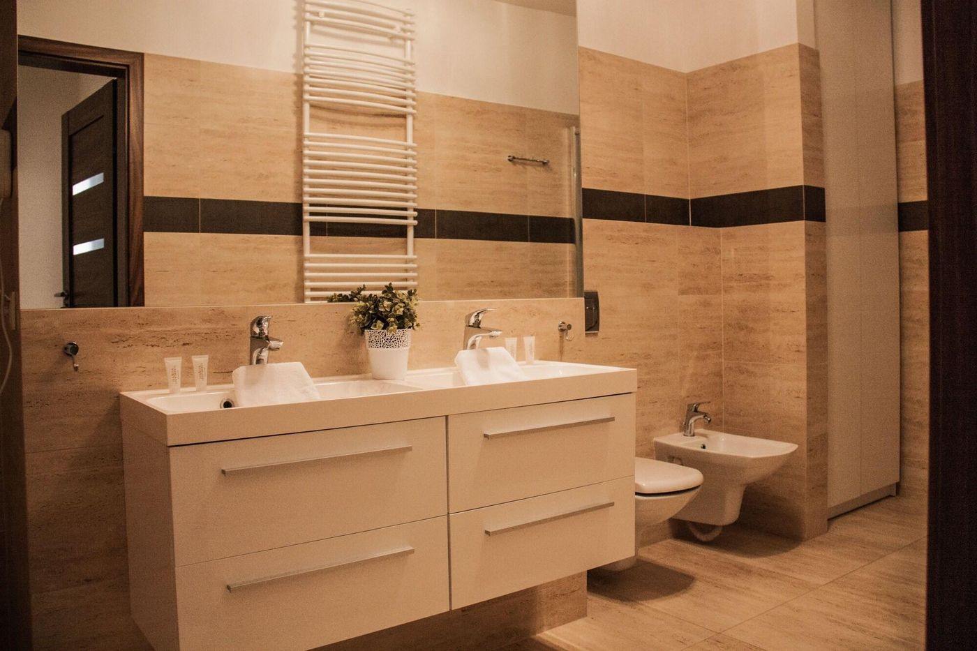 Senator-Warsaw-Apartments-Room-46