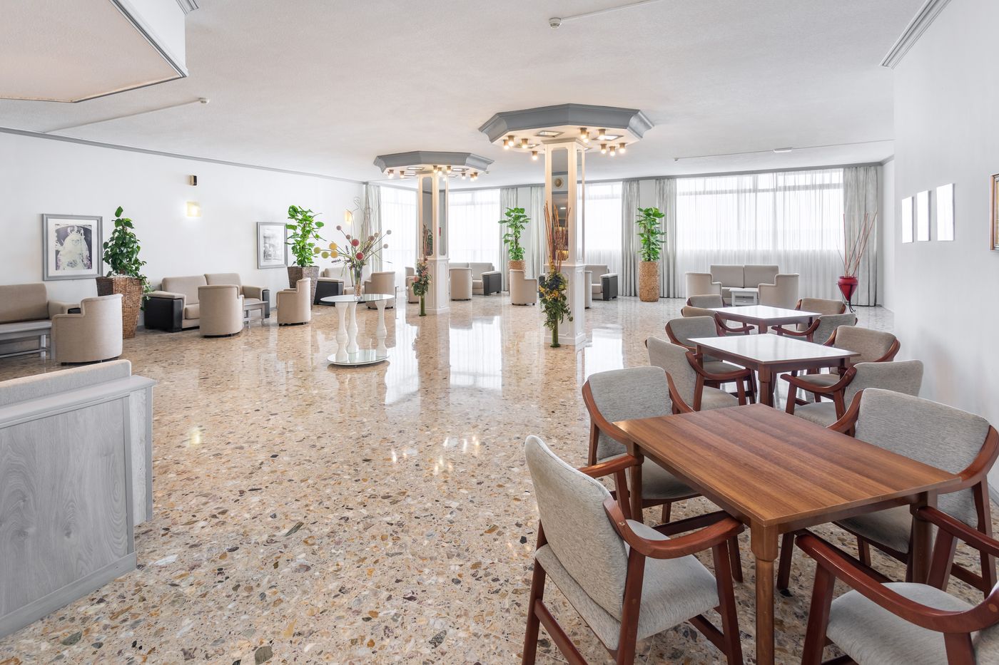 Panoramica-Garden-Lobby-33