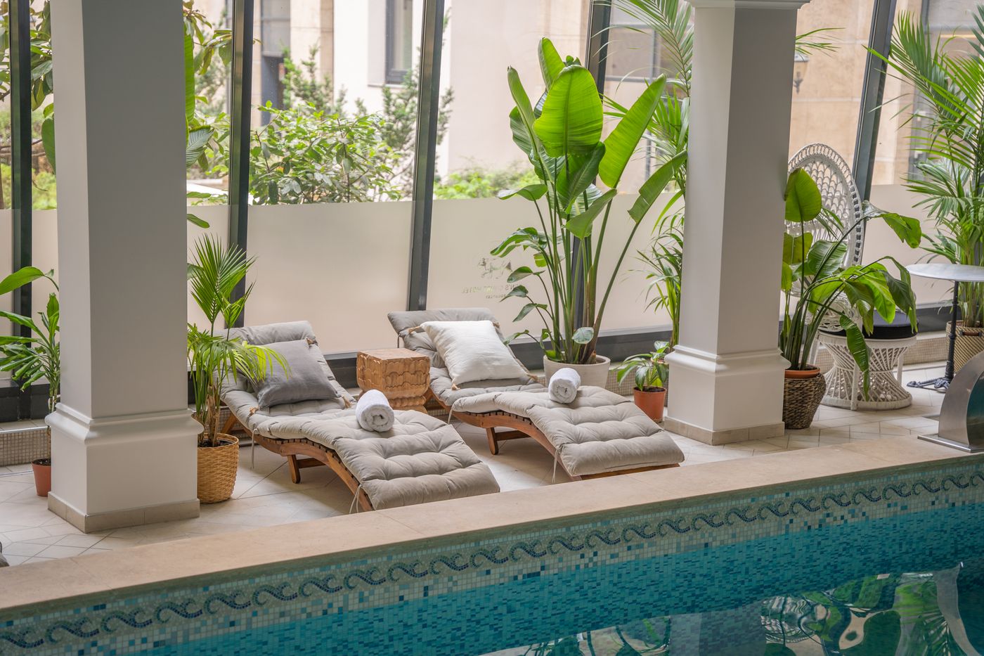 Queen-s-Court-Hotel-and-Residence-Pool-67