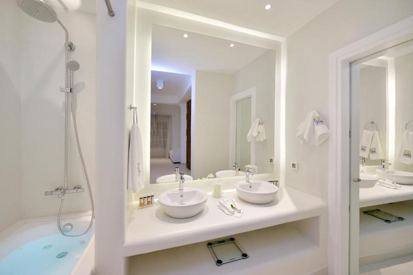 Saint-John-Hotel-Villas---Spa-Room-65