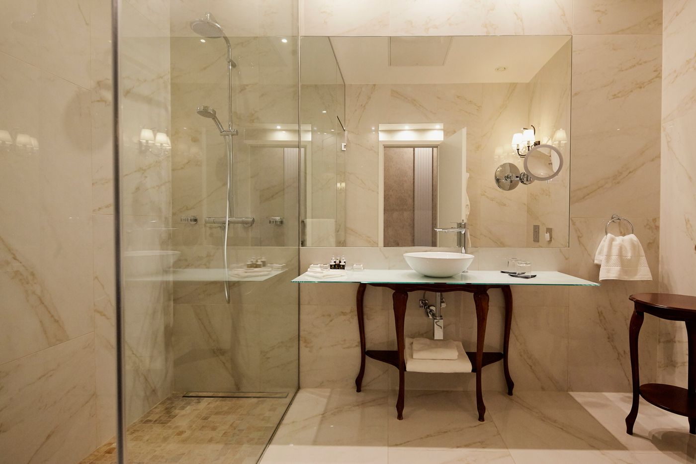 Mystery-Hotel-Budapest-Room-40