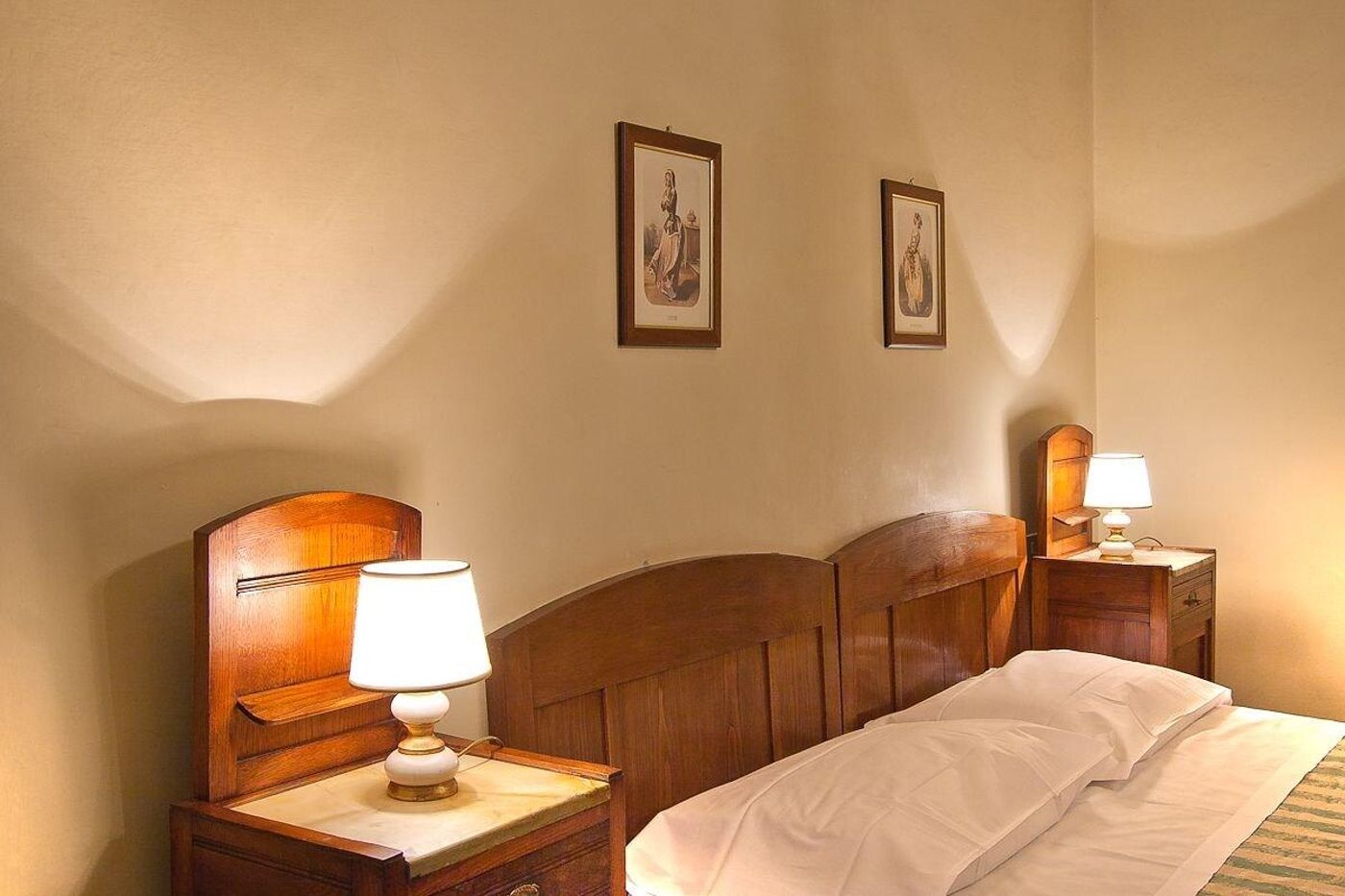 Villa-Fiorita-Room-8