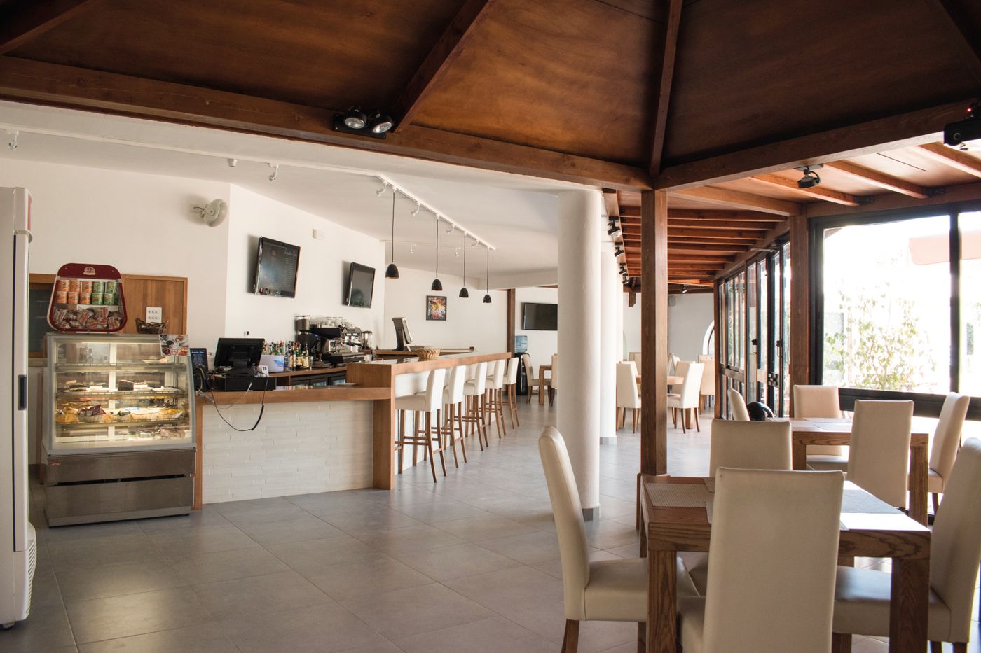 Sprachcaffe-International-Aparthotel-Pembroke-Bar-72