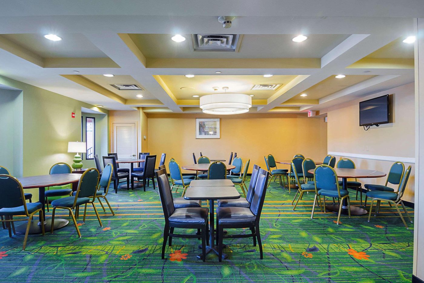 Quality-Inn-Boston-revere-Restaurant-24