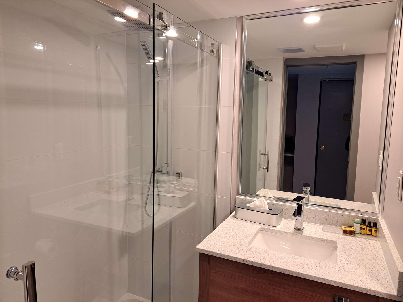 Best-Western-Plus-Vancouver-Airport-Hotel-Room-38