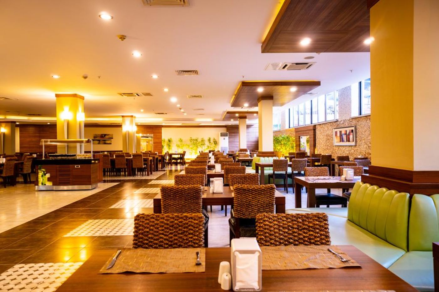 Hotel Ambassador Plaza