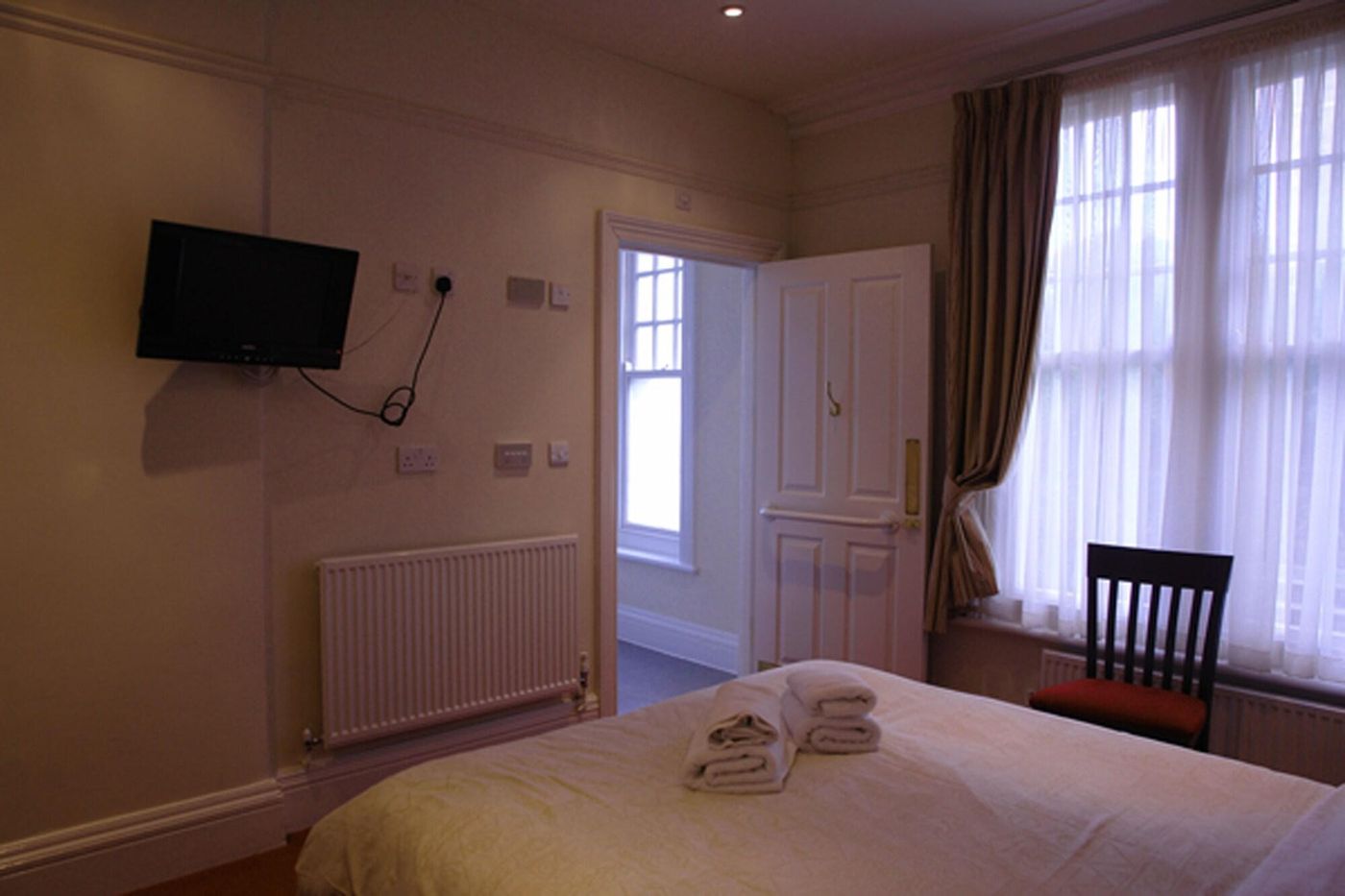 The Moon and Sixpence-United Kingdom-Clevedon-Room-9
