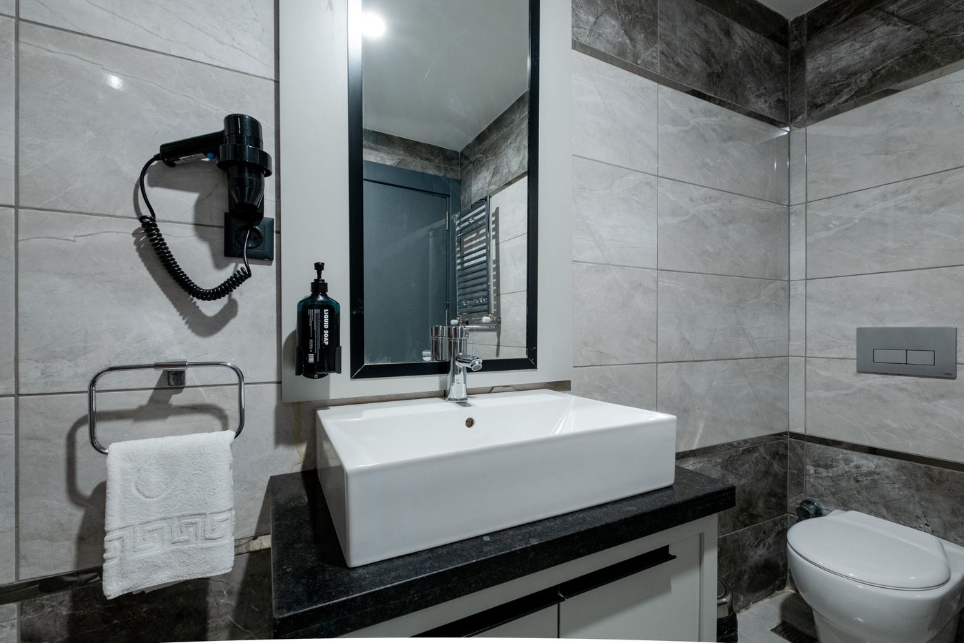 Frt-Airlines-Otel-Room-43