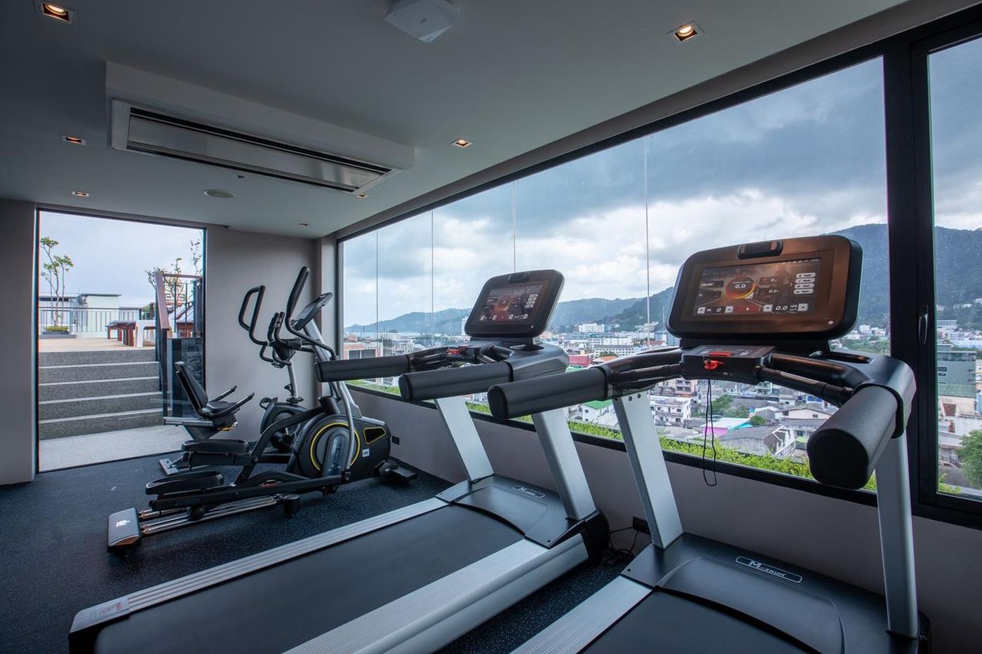 Rak-Elegant-Hotel-Patong-Sports-and-Entertainment-50