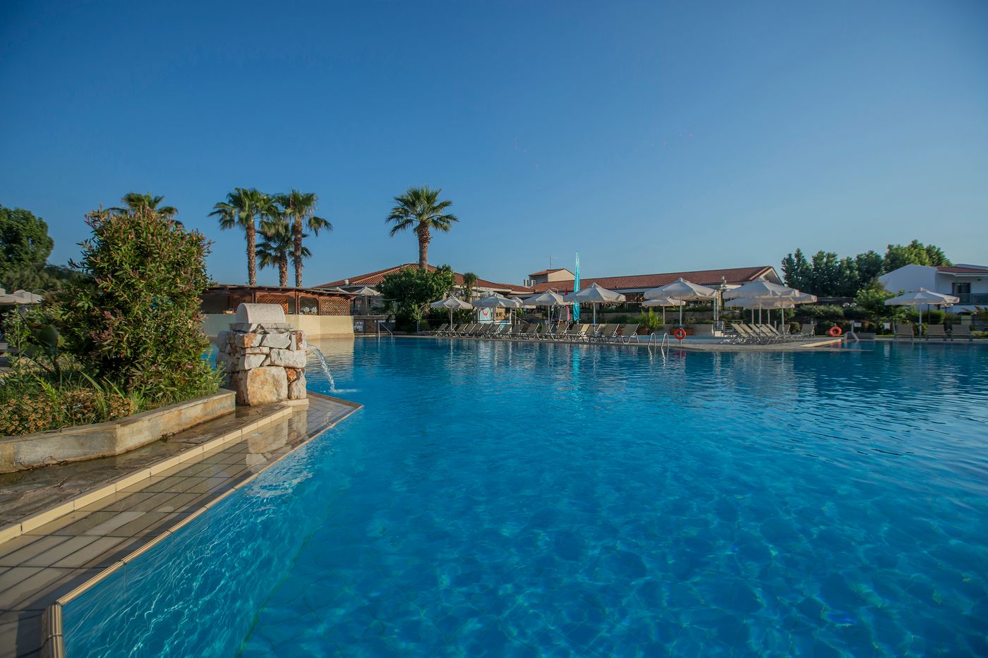 Golden-Coast-Hotel-and-Bungalows-Pool-51