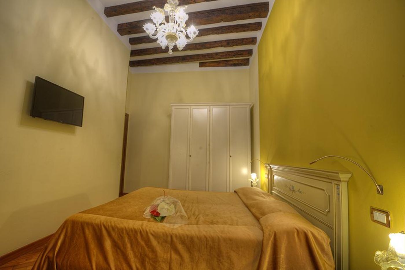 Ca--Dell-Arte-Suites-Room-12