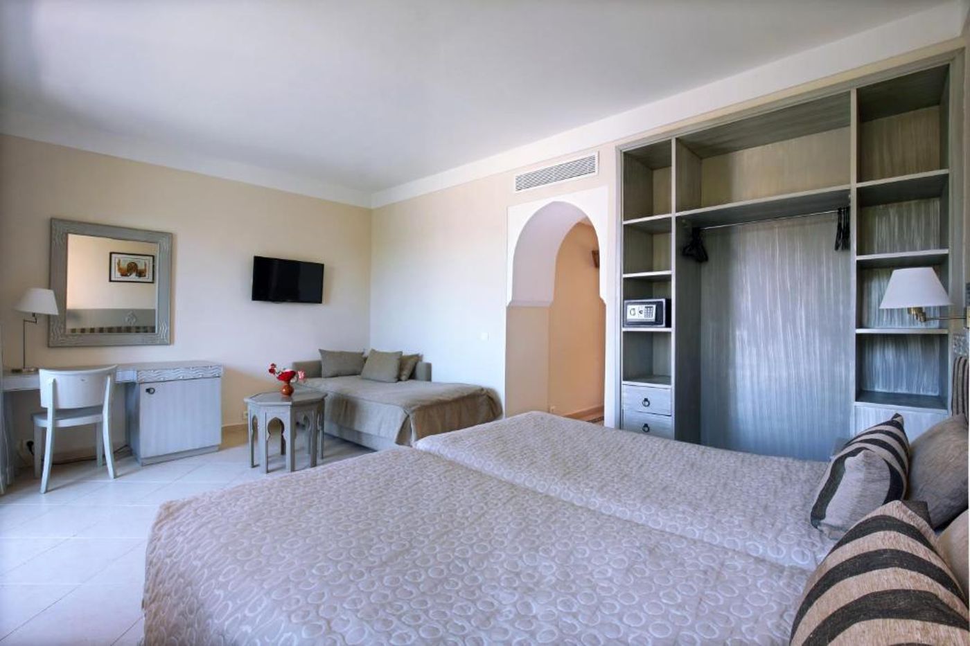 Valeria-Madina-Club-Room-33