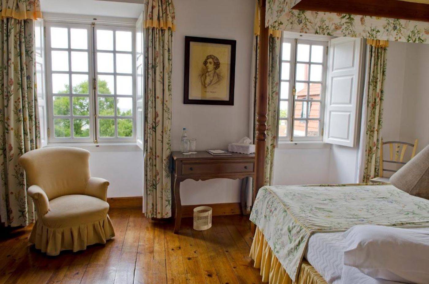 Lawrence-s-Hotel-Room-20