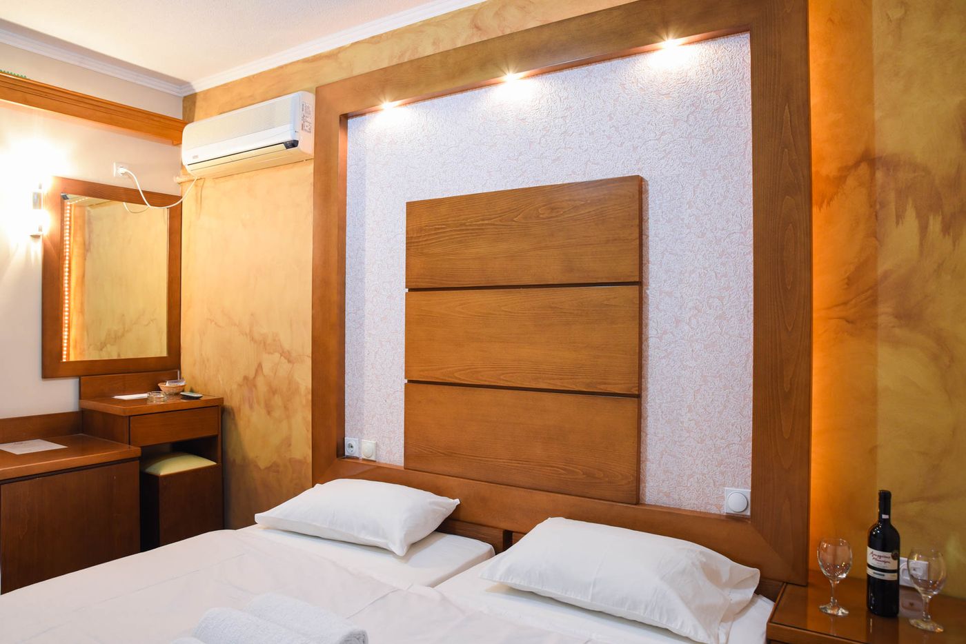 Sacallis-Inn-Beach-Hotel-Room-11